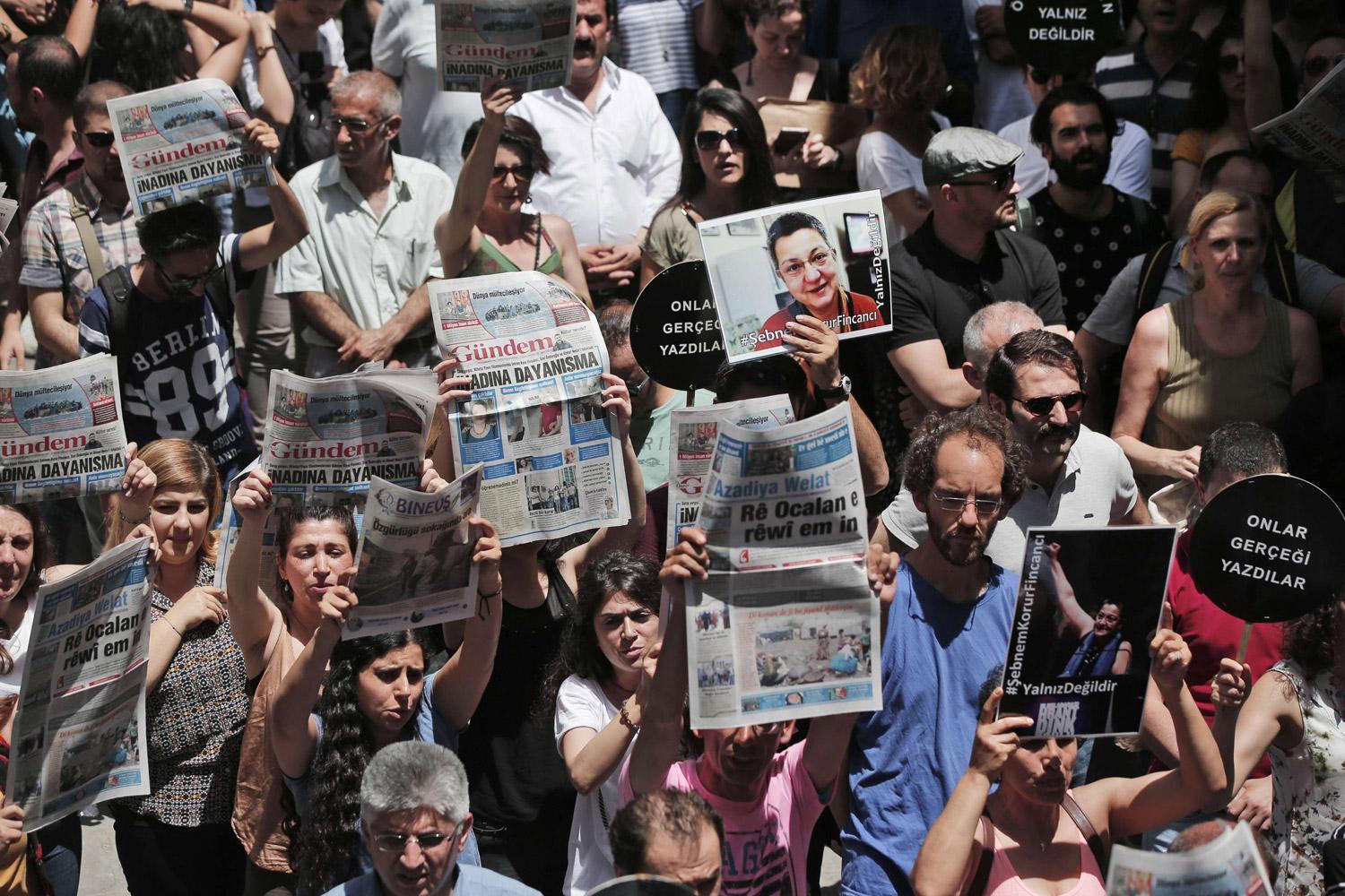 السلطات التركية أغلقت صحيفة "أوزغور غوندم" بتهمة الترويج لحزب العمال الكردستاني