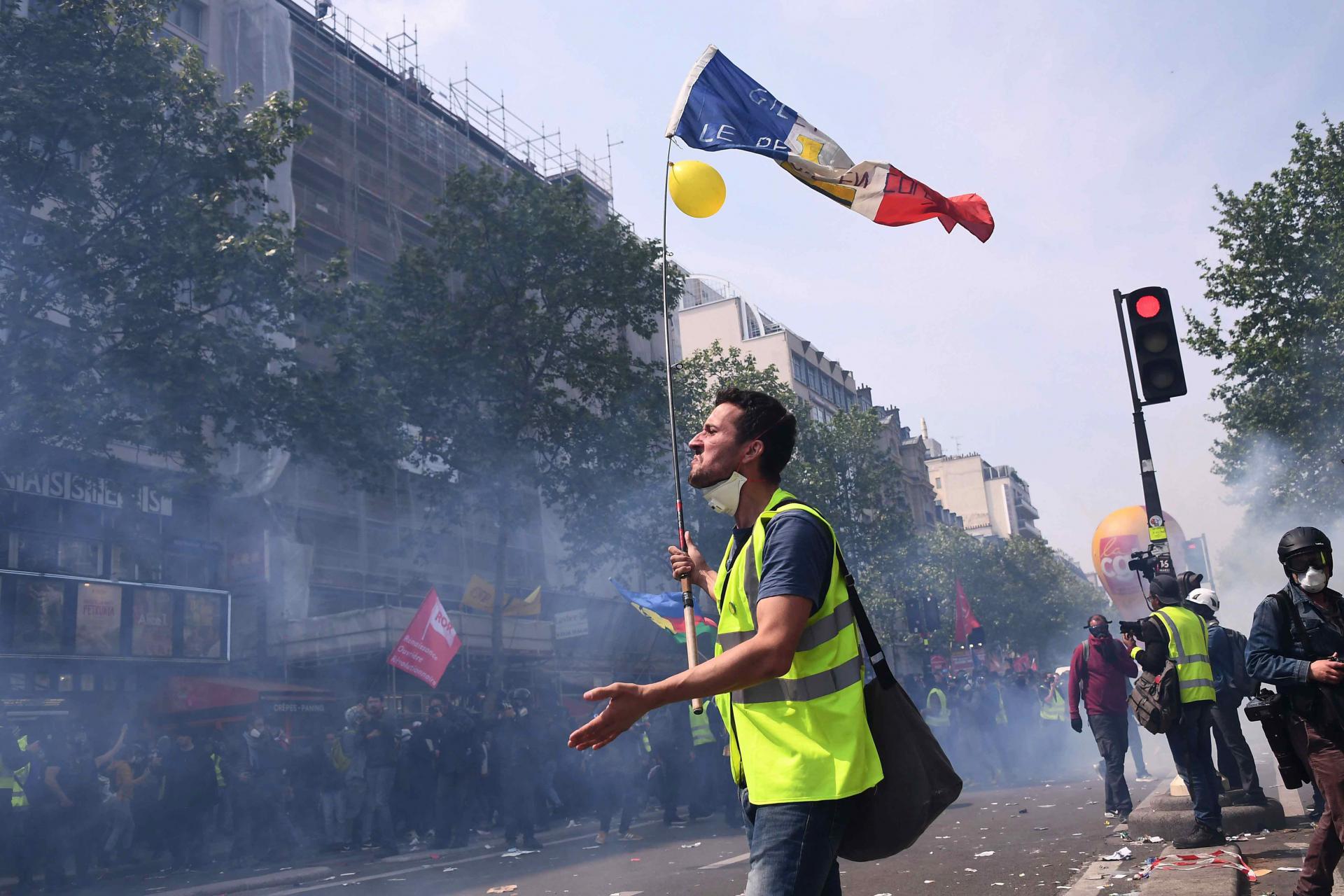 الشرطة استخدمت الغاز المسيل للدموع لتفرقة المحتجين في شوارع باريس