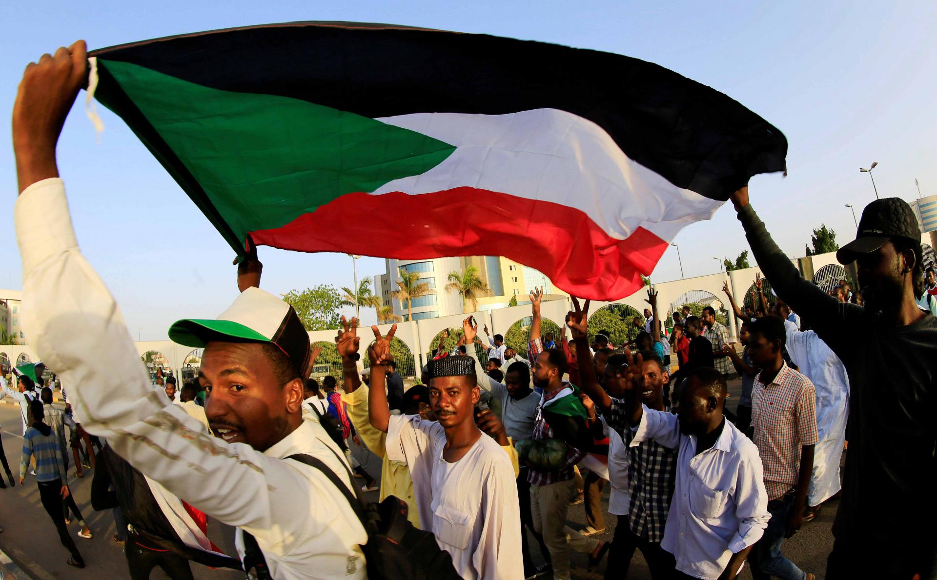 المعتصمون أغلقوا أكبر الشوارع الرئيسية في الخرطوم للضغط على الجيش