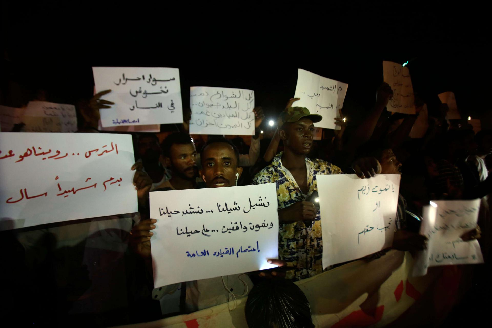 المحتجون في السودان