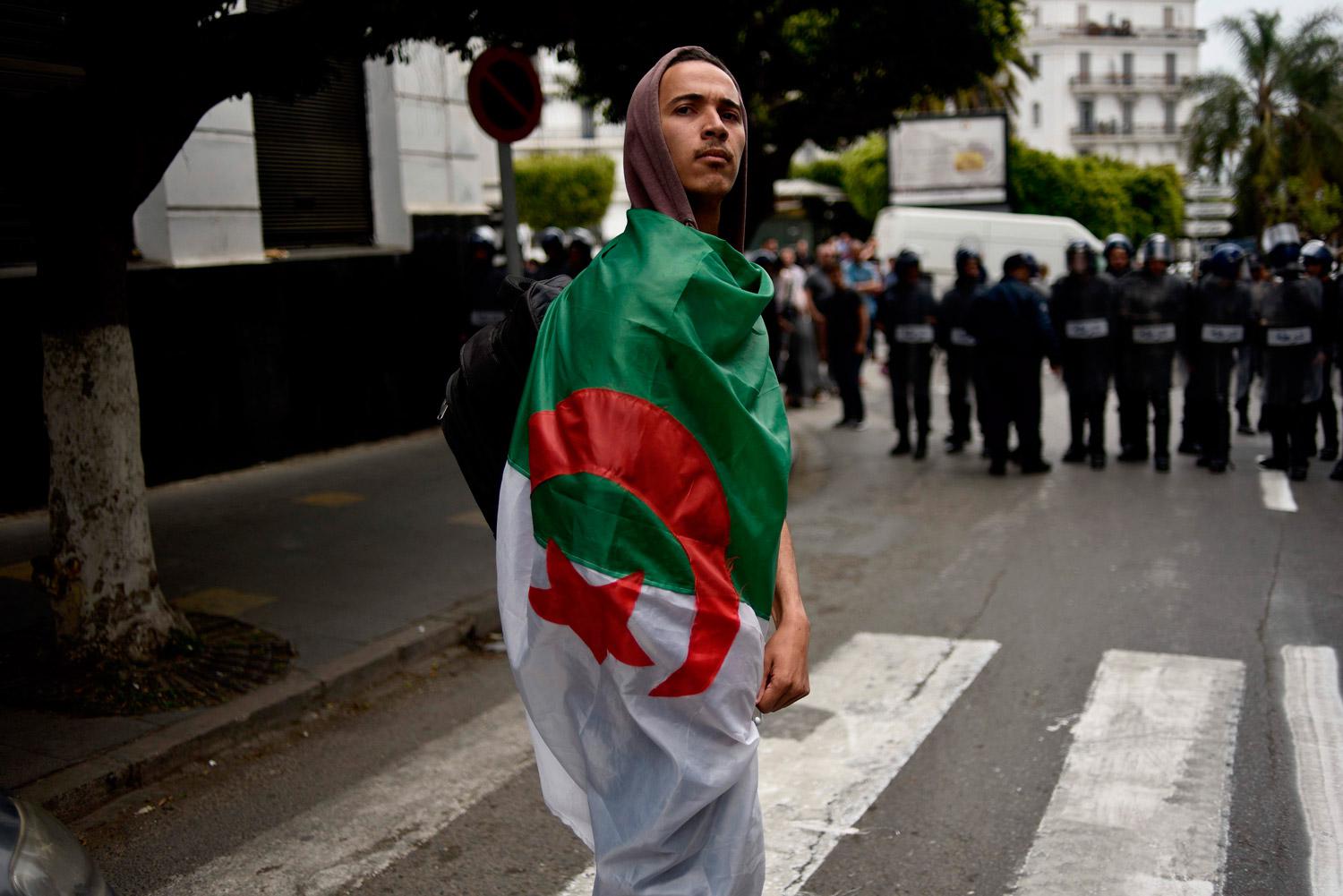 نظام بائد لم يعد يعبر عن طموحات الشباب الجزائري 