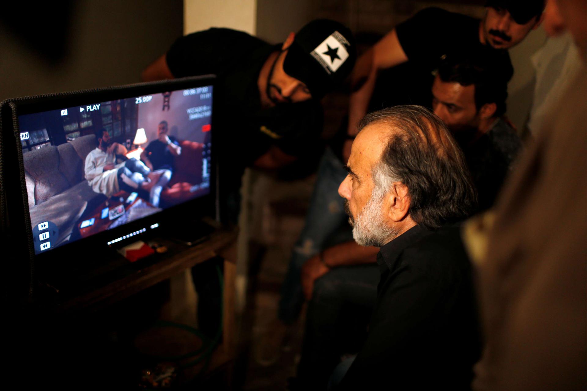 المخرج حسن حسني يشاهد الممثلين العراقيين أثناء تصوير مسلسل 'الفندق' 