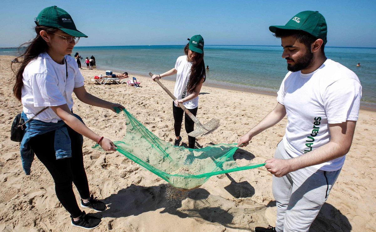 نشطاء البيئة اللبنانيون يشاركون في عملية تنظيف ساحلي 