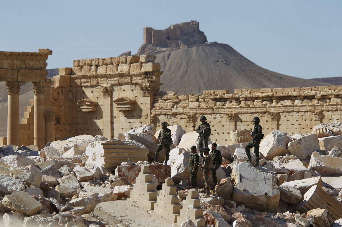 جنود الجيش السوري يقفون على أنقاض معبد بل في مدينة تدمر التاريخية 