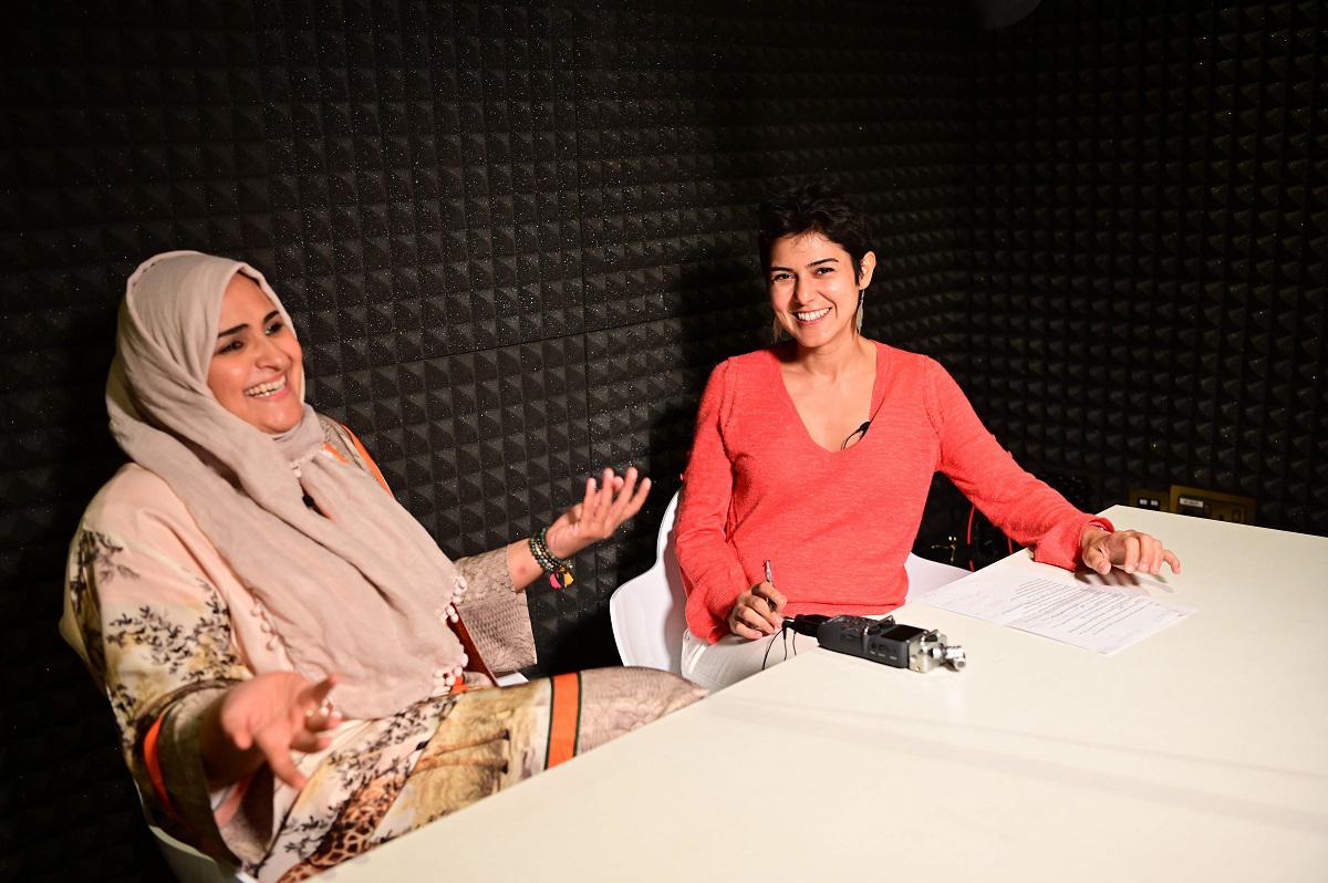 مقدمة بوكاست 'عندما تفوز النساء' رنا نواس مع الكوميديان السعودية هتون القاضي