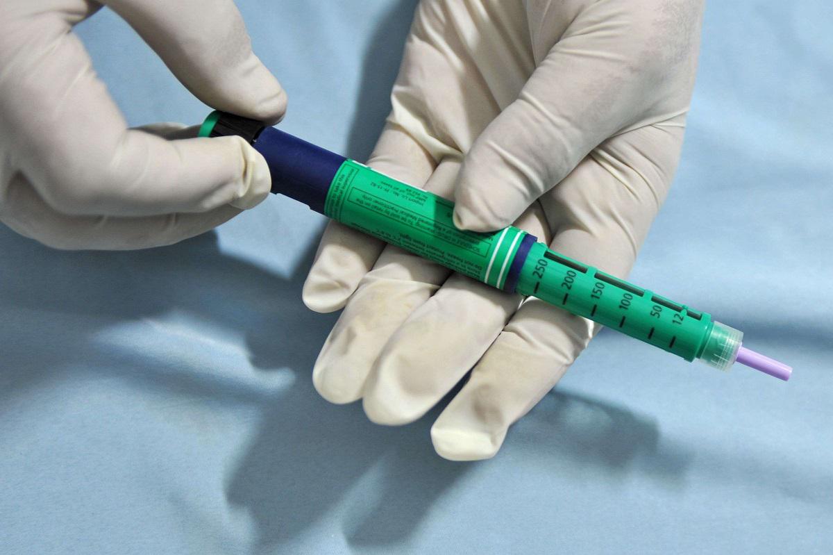ممرض يحمل قلم الانسولين في عيادة خاصة في نيودلهي