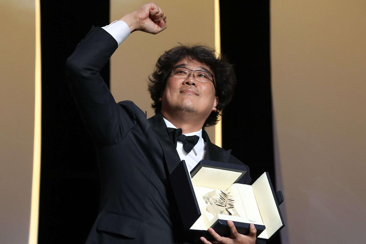 المخرج الكوري الجنوبي بونغ جون-هو  يتسلم جائزة السعفة الذهبية