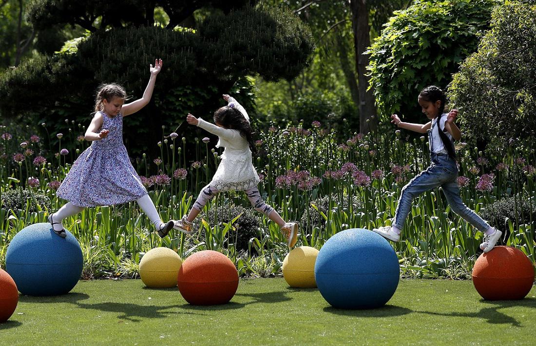 أطفال يلعبون في حديقة