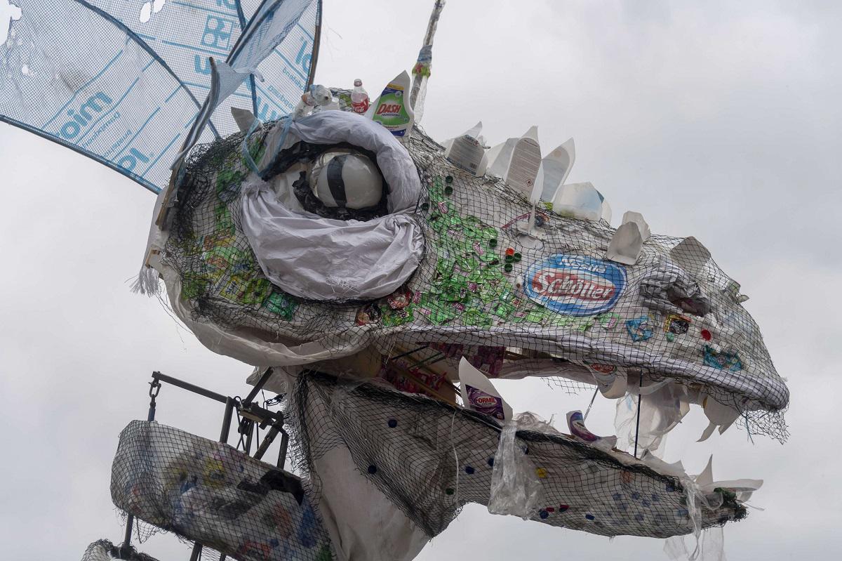 نشطاء بيئيون في سويسرا يصنعون قاربا على شكل تنين من النفايات البلاستيكية