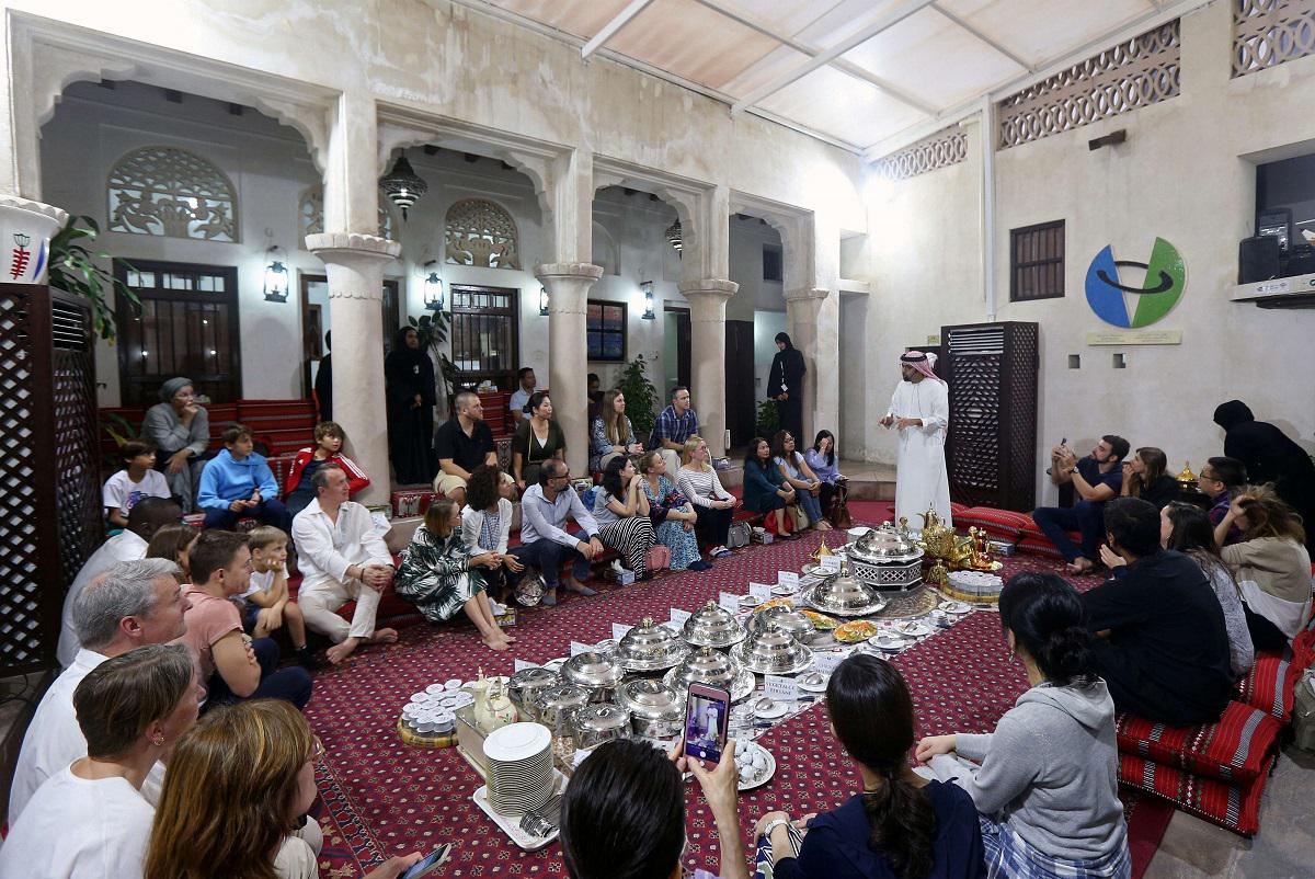 راشد التميمي من مركز الشيخ محمد للتفاهم الثقافي يتحدث إلى الأجانب حول شهر رمضان والثقافة الإماراتية 