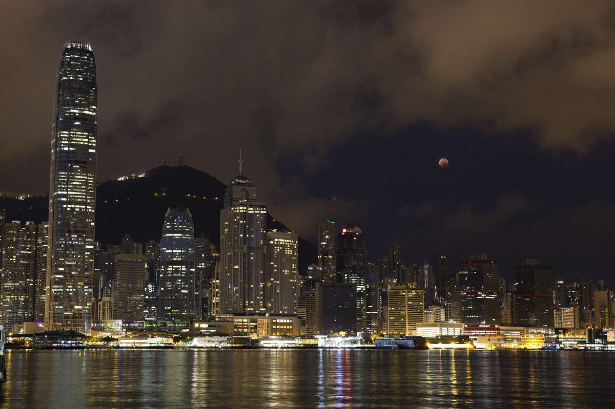 قمر مكتمل يرتفع في سماء هونغ كونغ في يوليو 2018