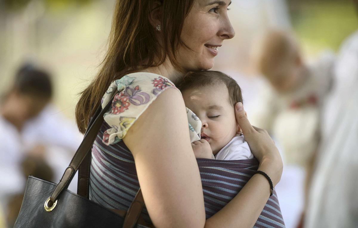 امرأة تحمل طفلها في حدث يعزز الرضاعة الطبيعية في بوخارست برومانيا