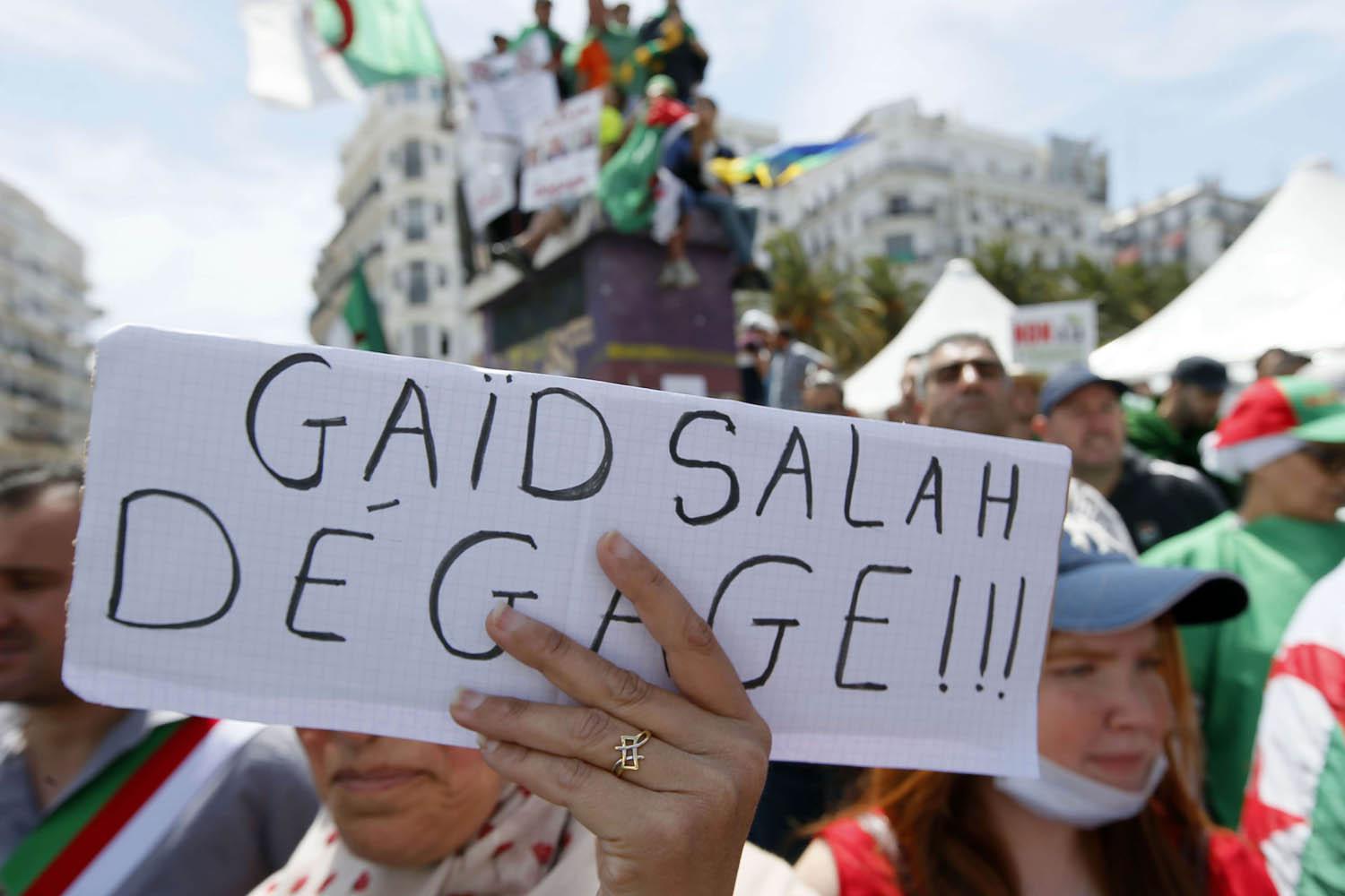 متظاهرون في الجزائر ضد سلطة قائد الجيش أحمد قايد صالح