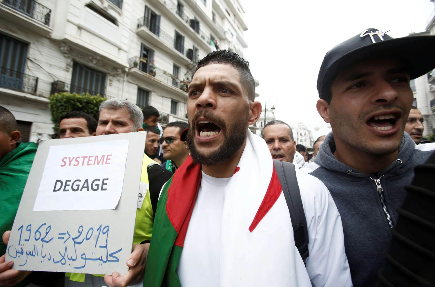 متظاهرون جزائريون يطالبون برحيل النظام وليس الرئيس فقط
