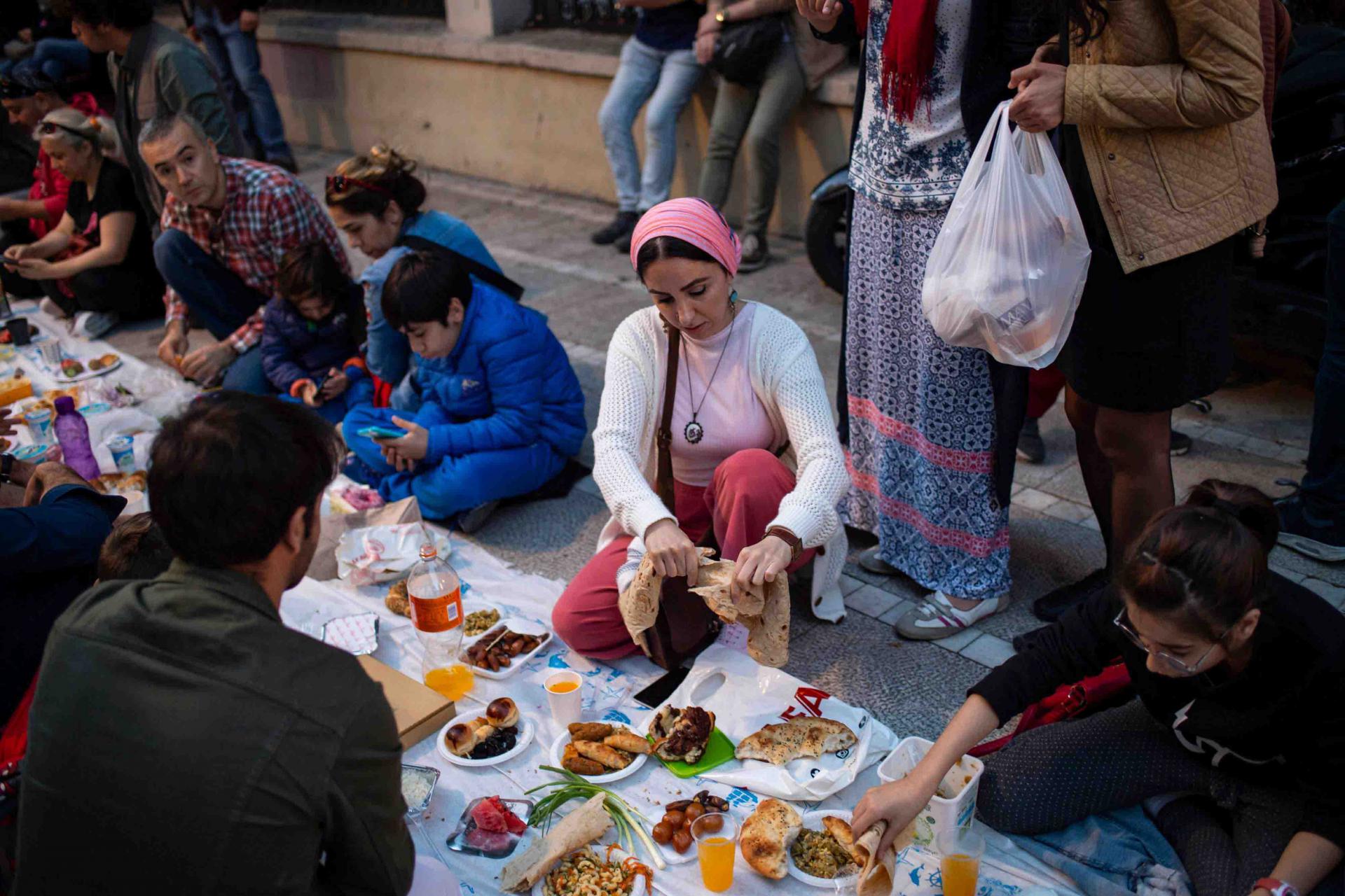 Tens of thousands of people take part in “Dinner on the Ground” meetings