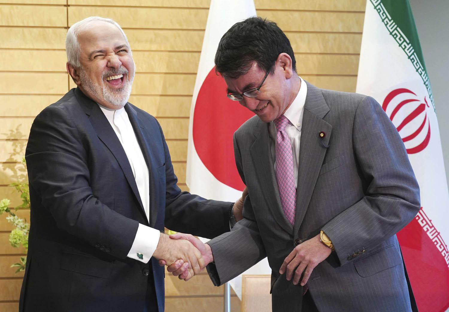 وزير الخارجية الإيراني محمد جواد ظريف مع نظيره الياباني تارو كونو في طوكيو