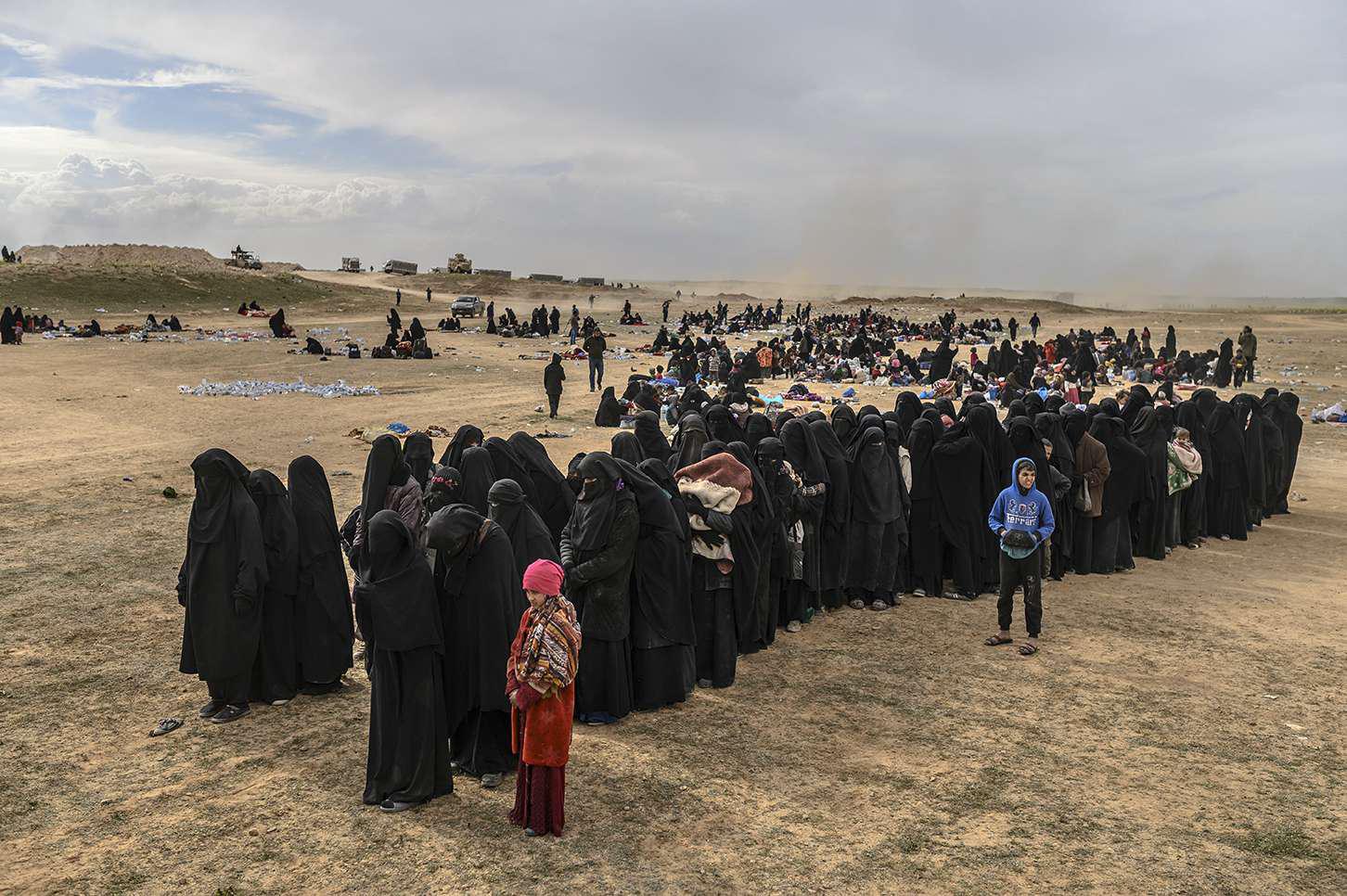 زوجات وأبناء مقاتلي داعش 