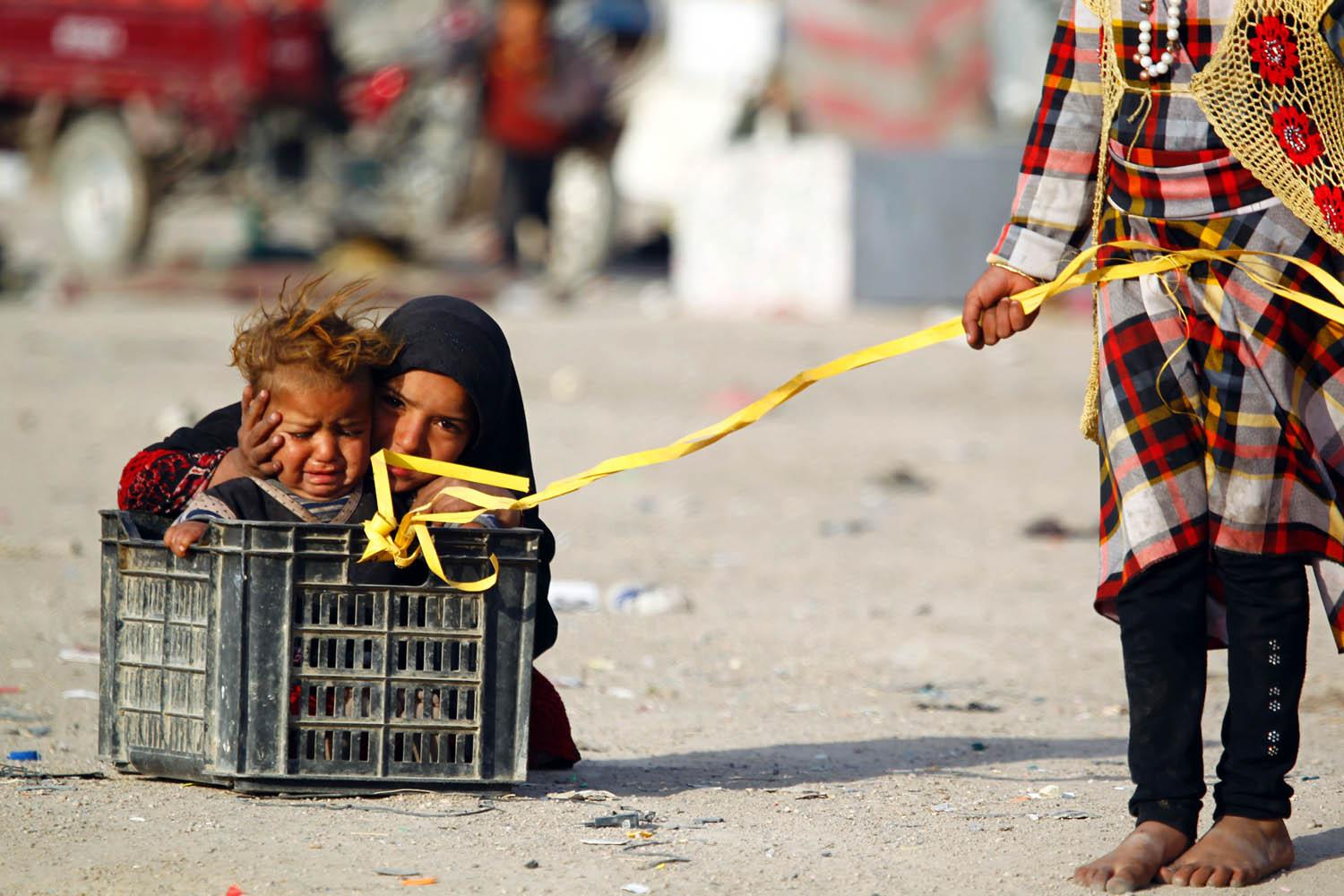 أطفال يلعبون في حي فقير في النجف