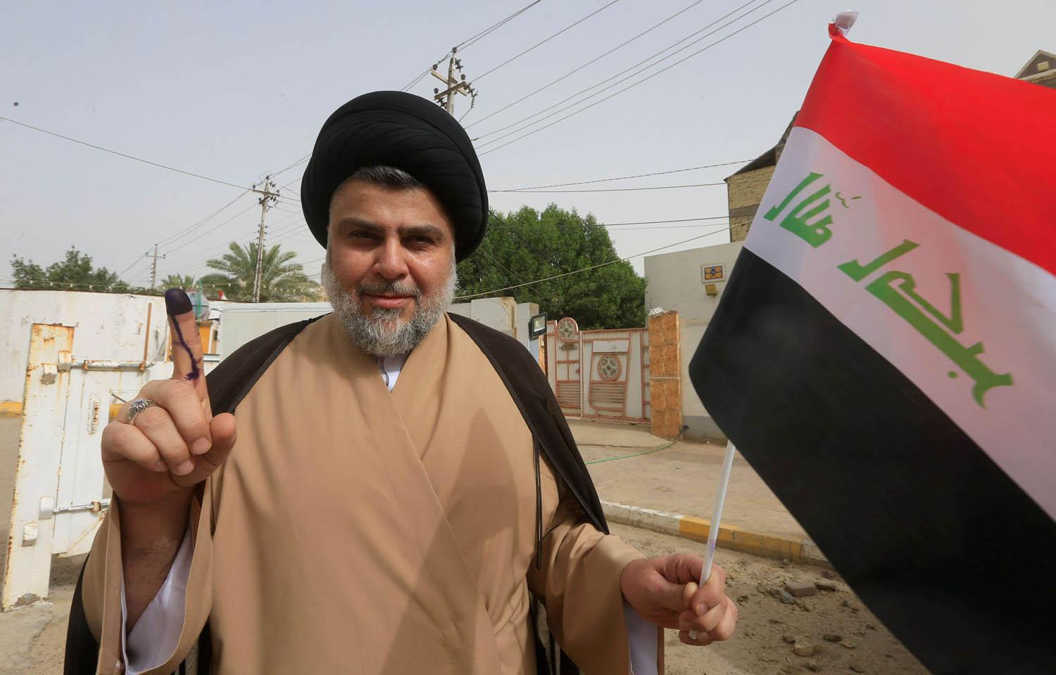 الزعيم الشيعي مقتدى الصدر يصوت في الانتخابات العراقية عام 2018