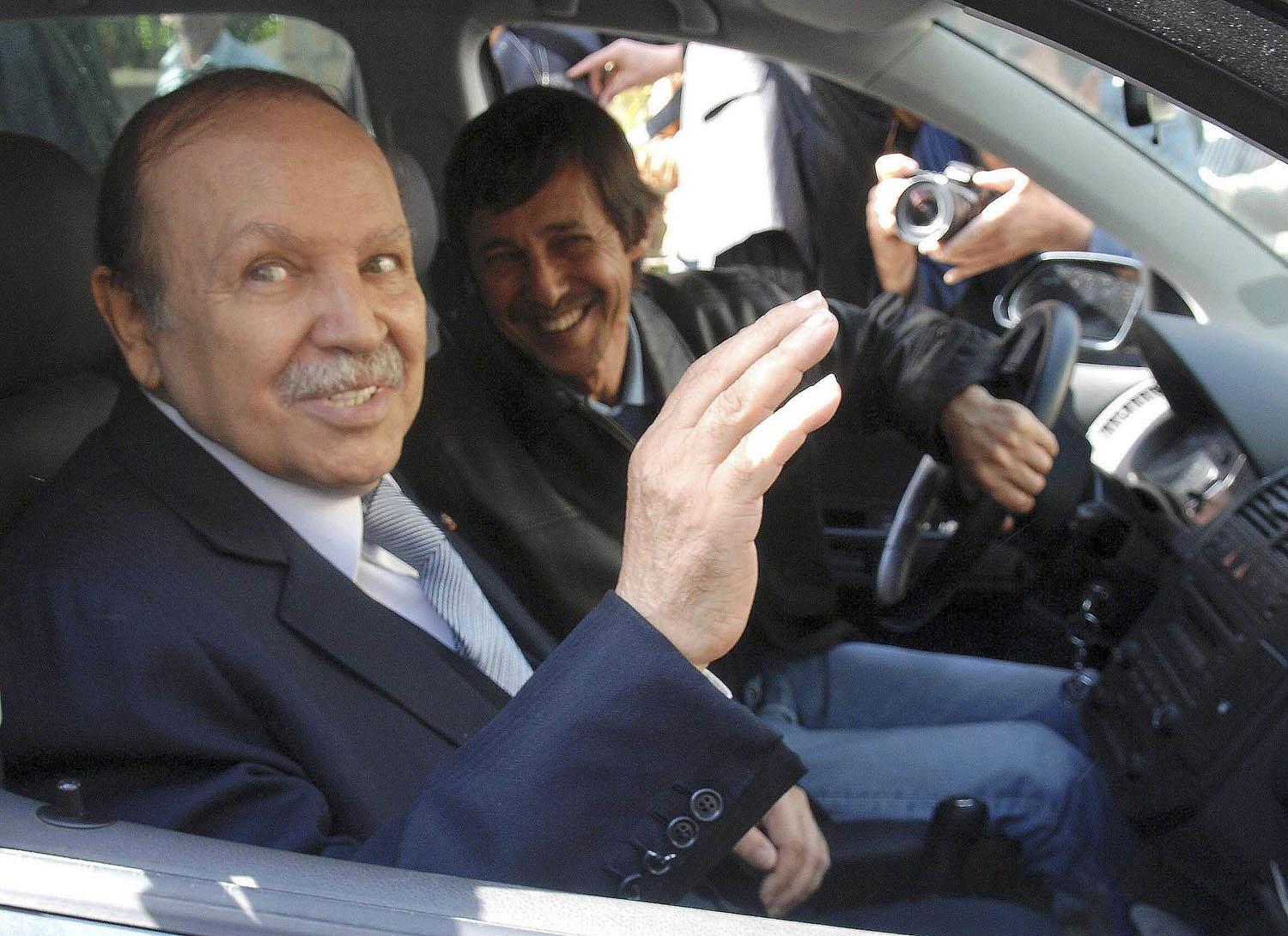 الرئيس الجزائري المتنحي عبدالعزيز بوتفليقة وأخوه سعيد في شوارع الجزائر