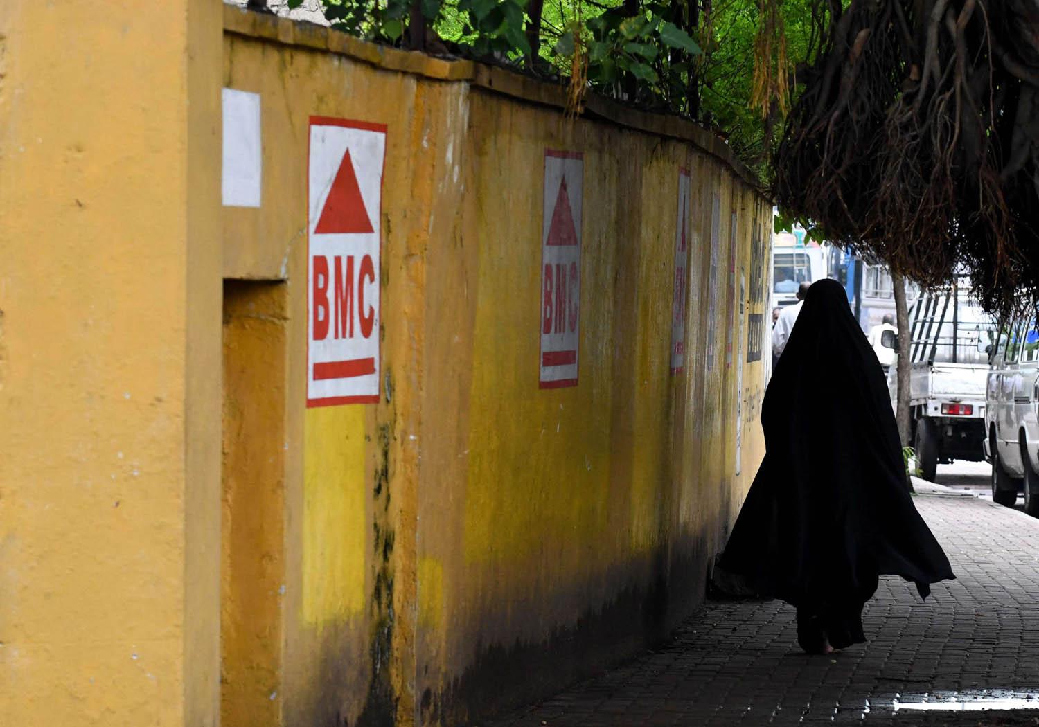 مسلمة سريلانكية منقبة تمشي في كولومبو