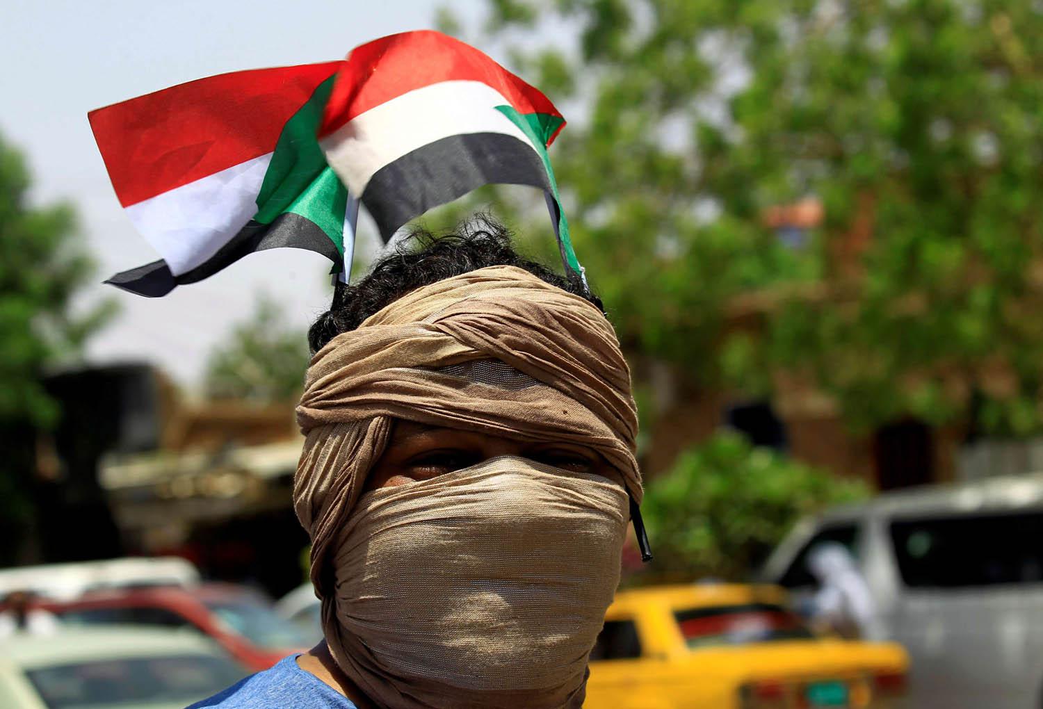 سوداني يتظاهر في الخرطوم من أجل وصاية مدنية على المرحلة الانتقالية