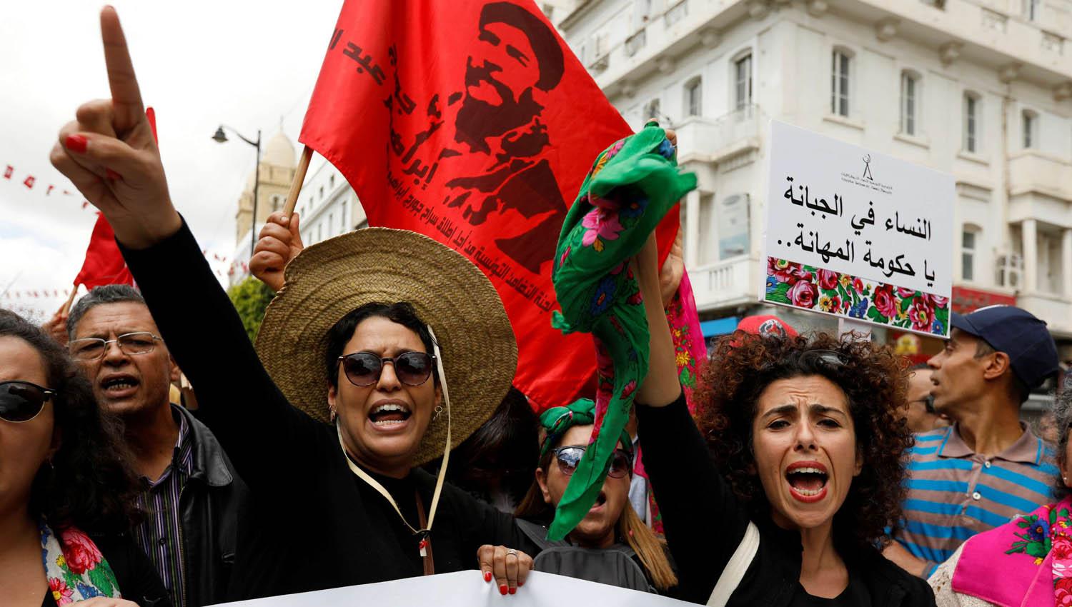 تونسيات يتظاهرن احتجاجا على انعدام فرص العمل ومقتل عاملات في حادث سير