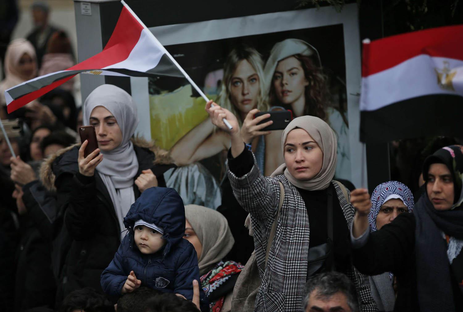 مصريات يتظاهرن أمام القنصلية المصرية في اسطنبول