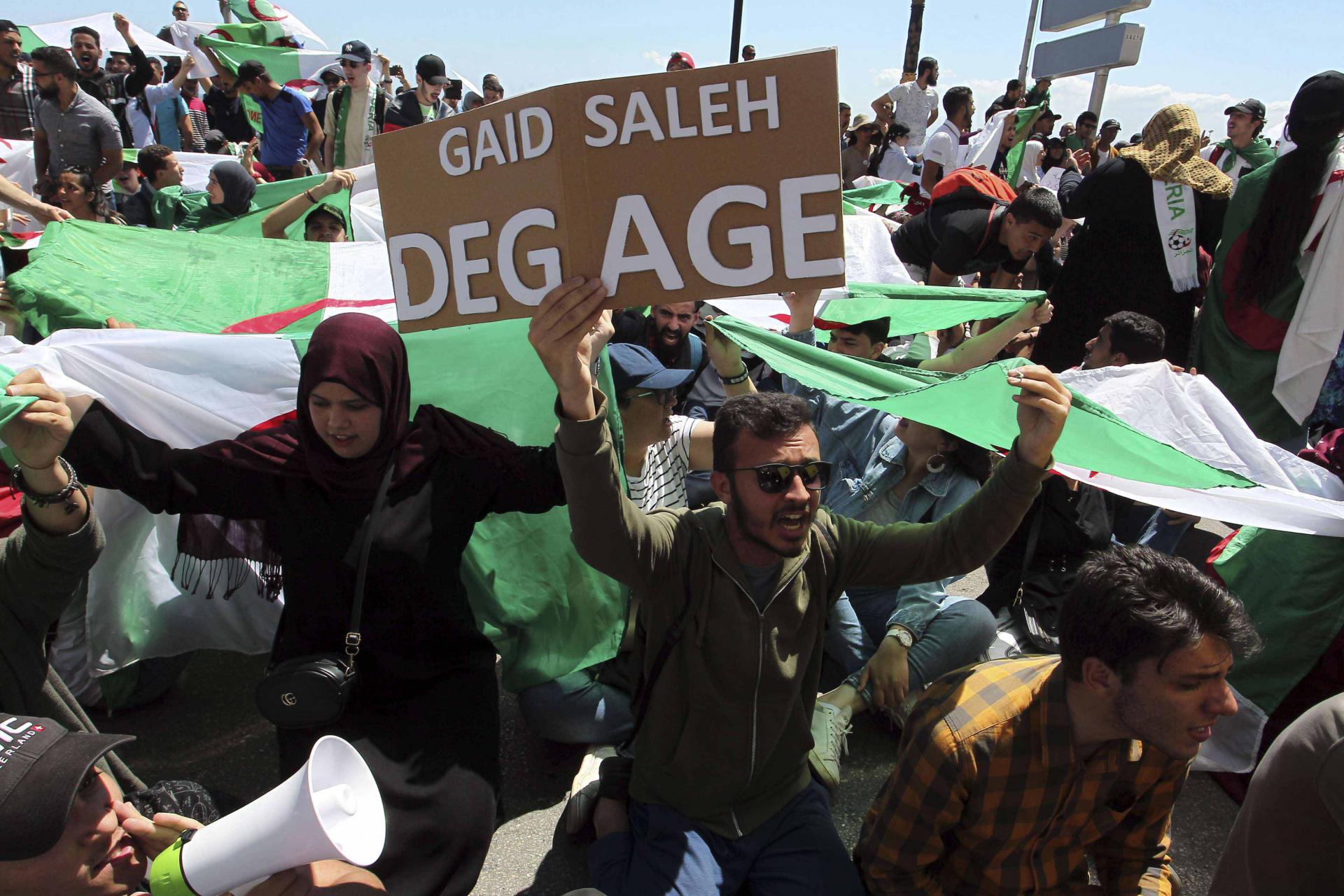 صبر الجزائريين على قايد صالح بدأ ينفذ