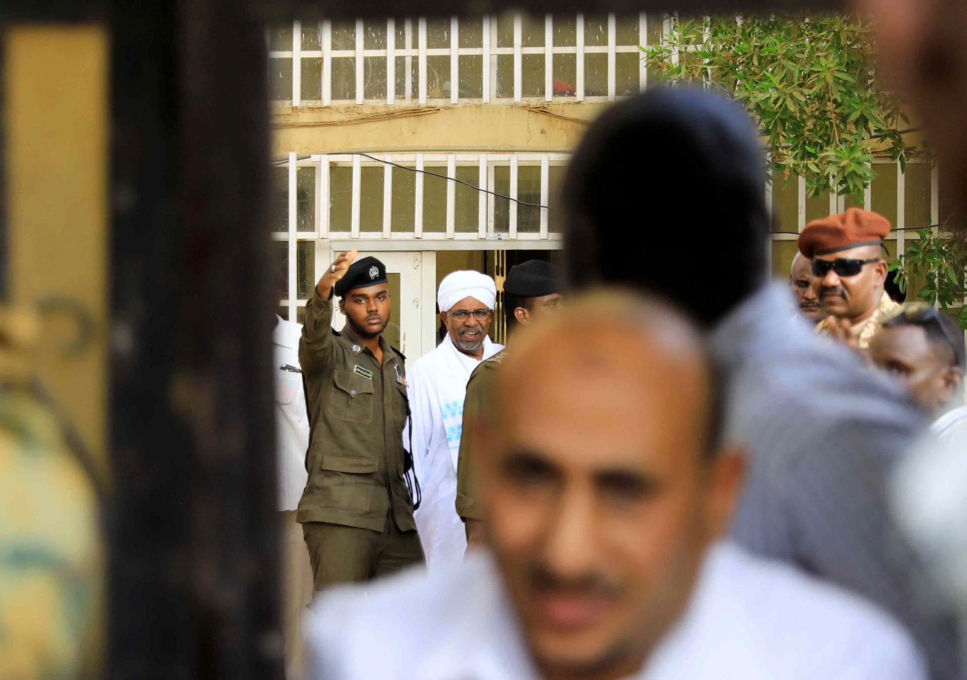 البشير عاد إلى السجن في خرطوم بحري بعد توجيه الاتهامات له