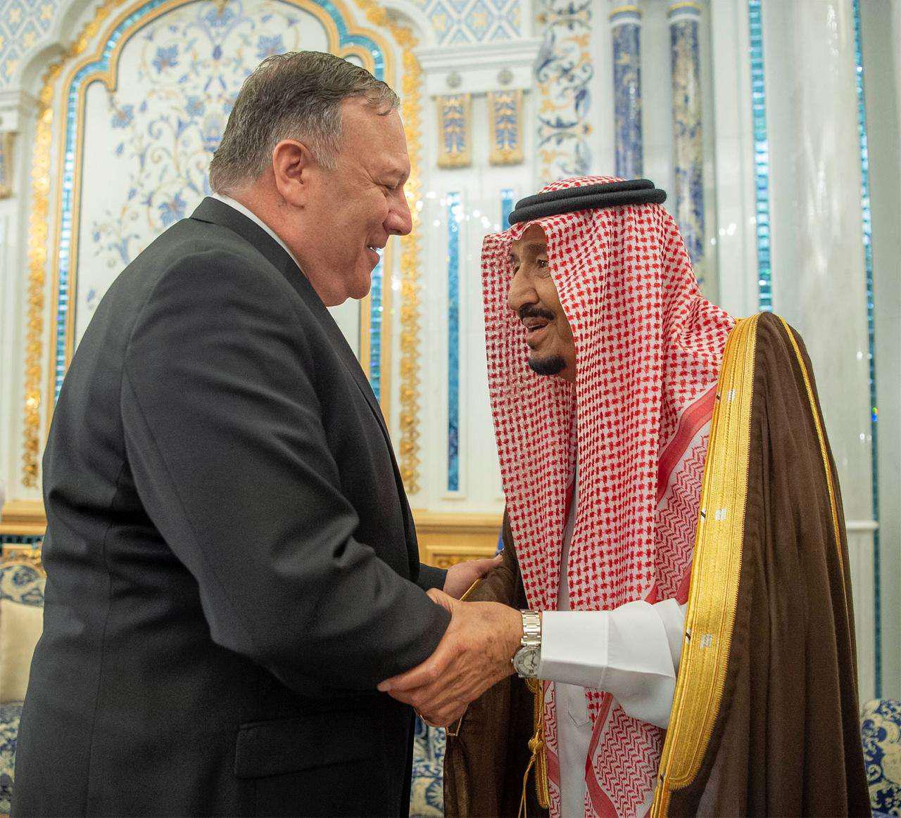 العاهل السعودي سلمان بن عبدالعزيز ووزير الخارجية الأميركي مايك بومبيو