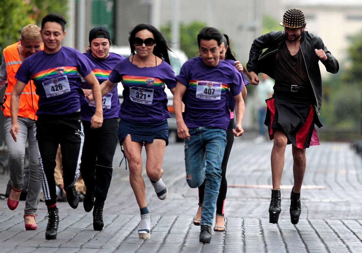 مشاركون في سباق الكعب العالي للاحتجاج لصالح المساواة بين الجنسين 