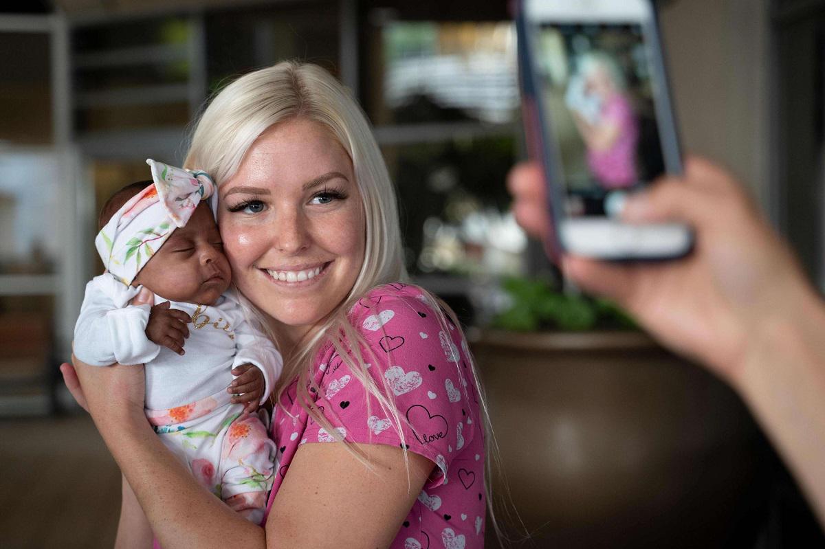 ممرضة تحمل الطفلة سايبي أصغر مولود جديد على قيد الحياة في العالم