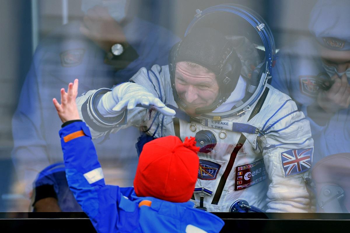 رائد الفضاء البريطاني تيم بيك يلوح لابنه قبل الخروج في مهمة استكشافية إلى محطة الفضاء الدولية 