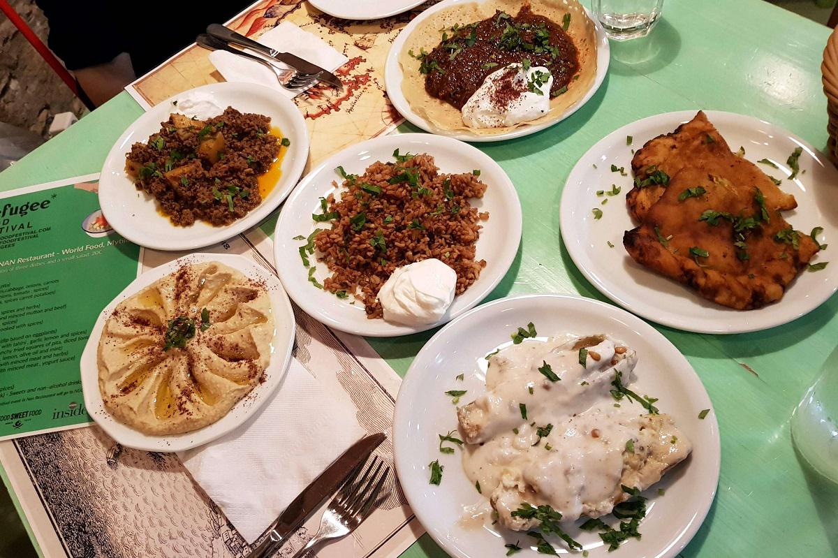 أطباق متنوعة في مهرجان طعام اللاجئين