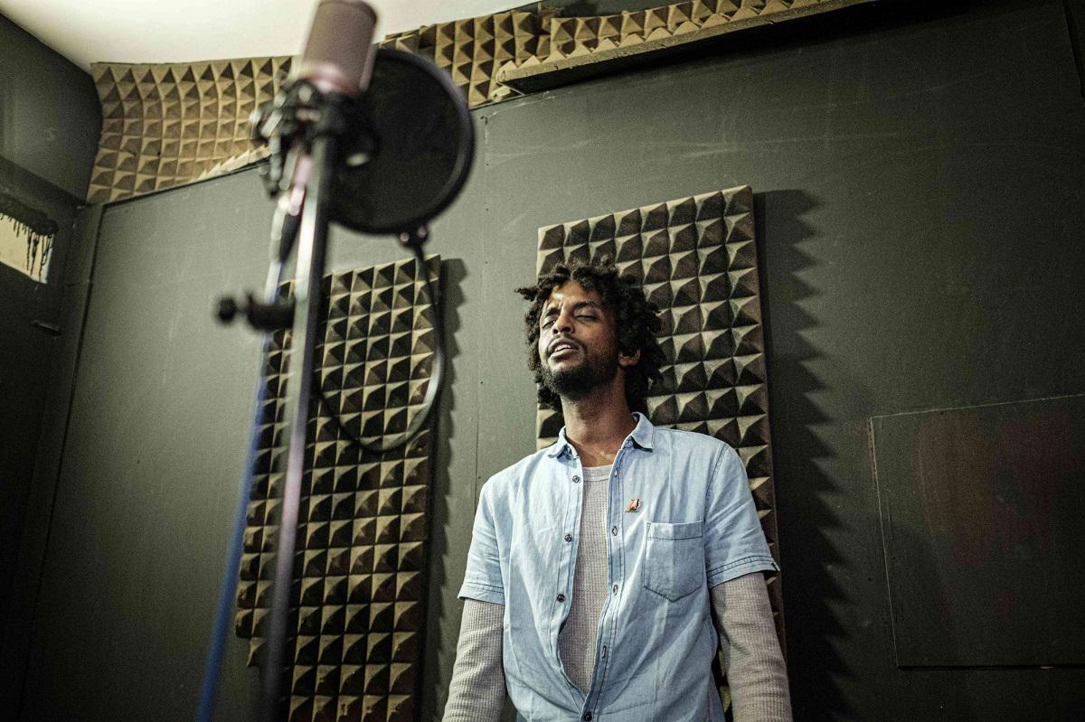 الفنان والمغني السوداني مامان يغني في إذاعة العاصمة السودانية الناطقة بالإنكليزية في الخرطوم 