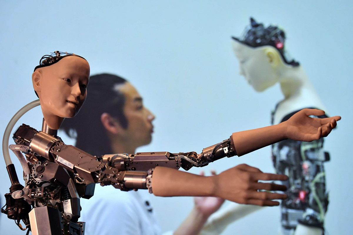 روبوتات شبيهة بالانسان في معرض للذكاء الاصطناعي في لندن