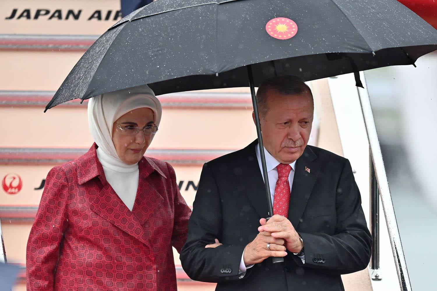 الرئيس التركي رجب طيب أردوغان وعقيلته أمينة يصلان إلى أوساكا للمشاركة بقمة العشرين