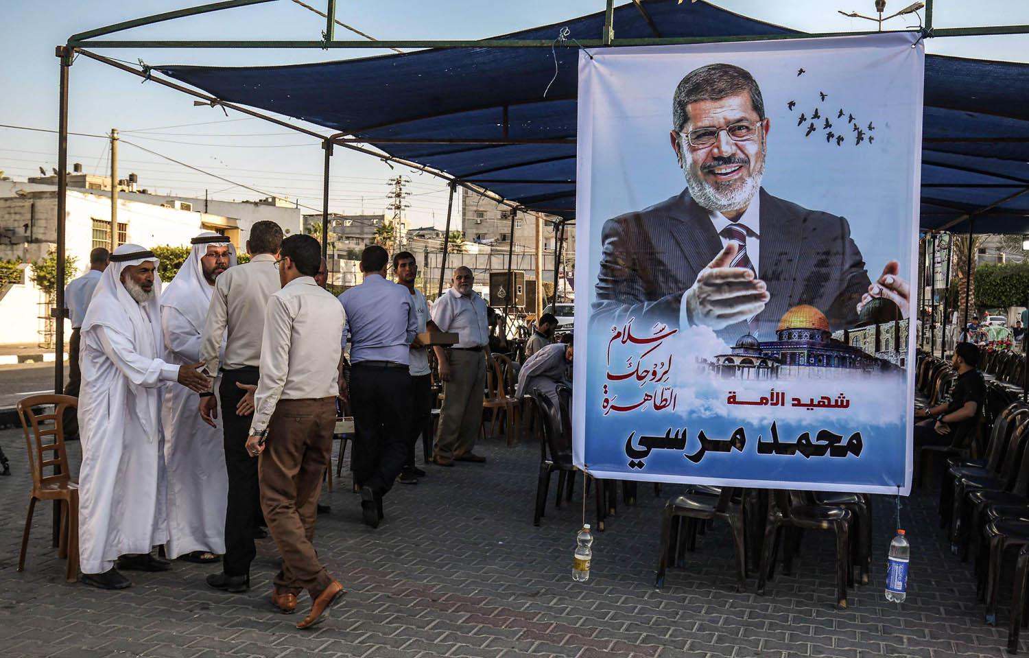 سرادق عزاء بوفاة الرئيس المصري السابق محمد مرسي في مخيم خان يونس في غزة