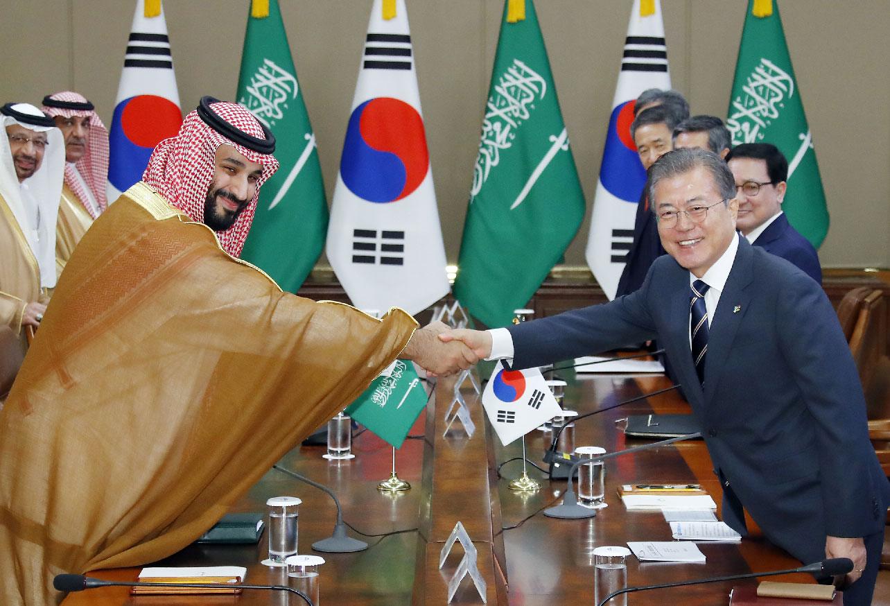 South Korean President Moon Jae In shakes hands with Mohammed bin Salman