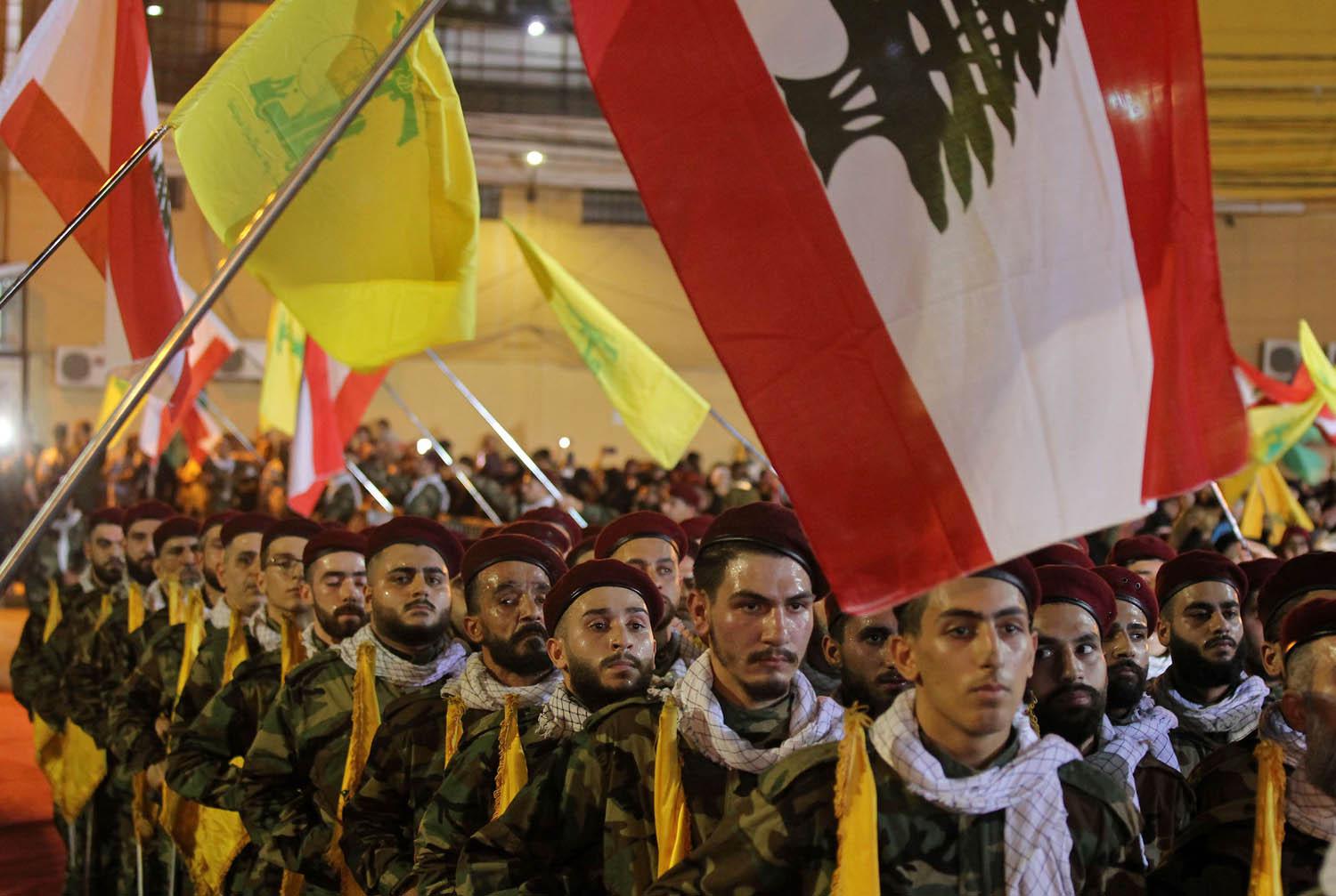 مقاتلون من حزب الله في استعراض في بيروت