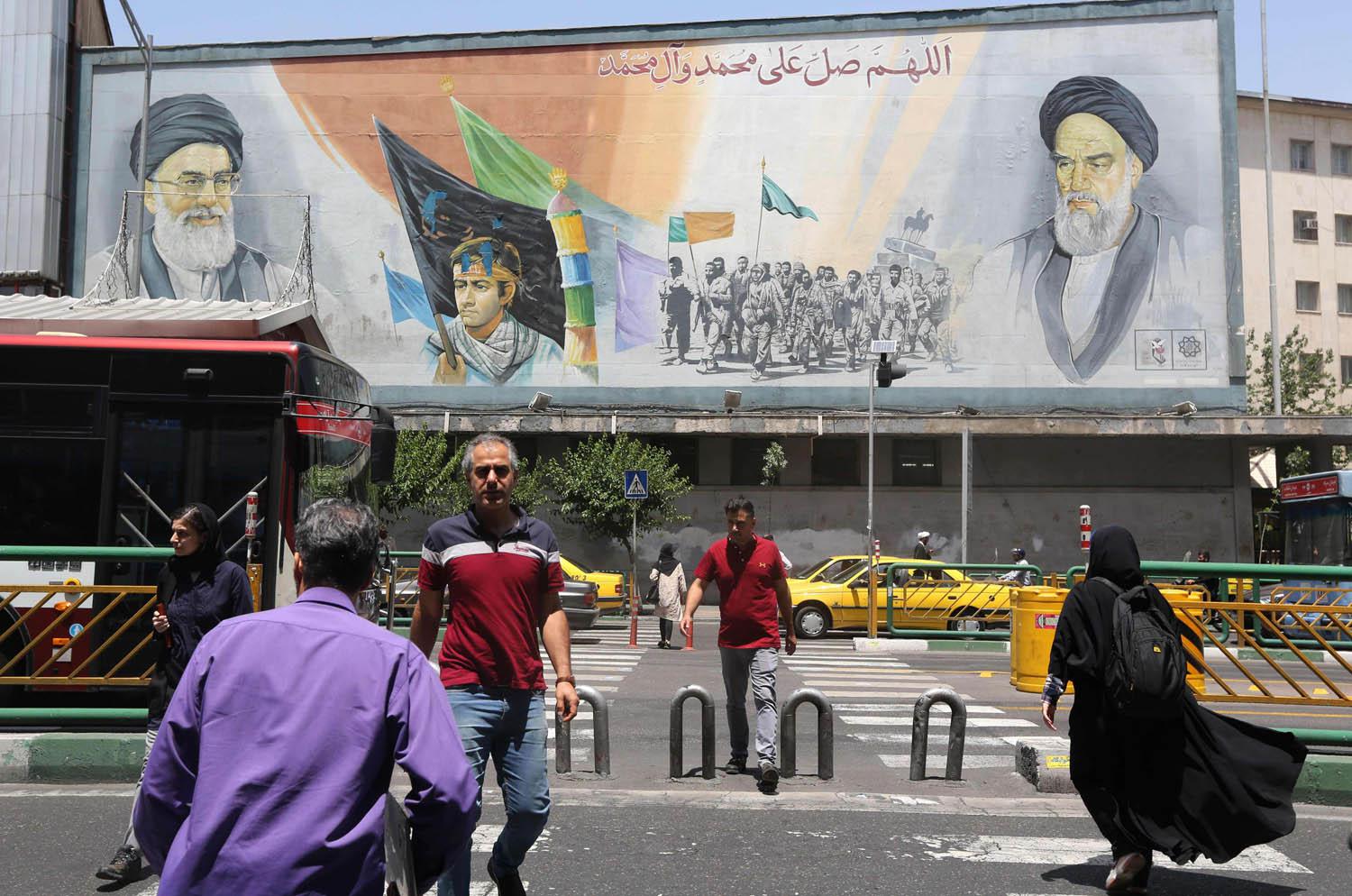 لوحة جدارية وسط طهران تحتفي بالخميني وخامنئي
