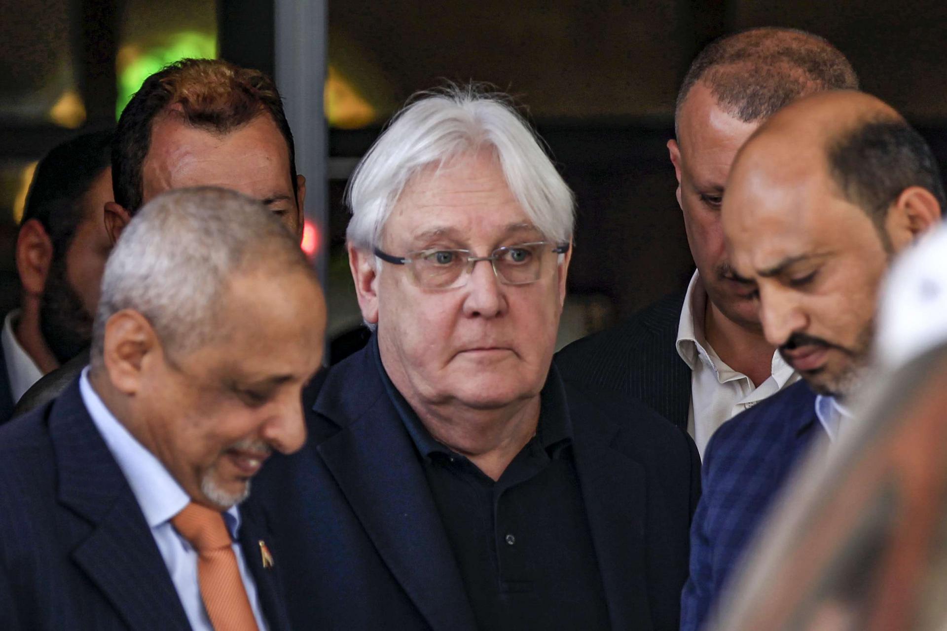 Martin Griffiths (C) the UN special envoy for Yemen