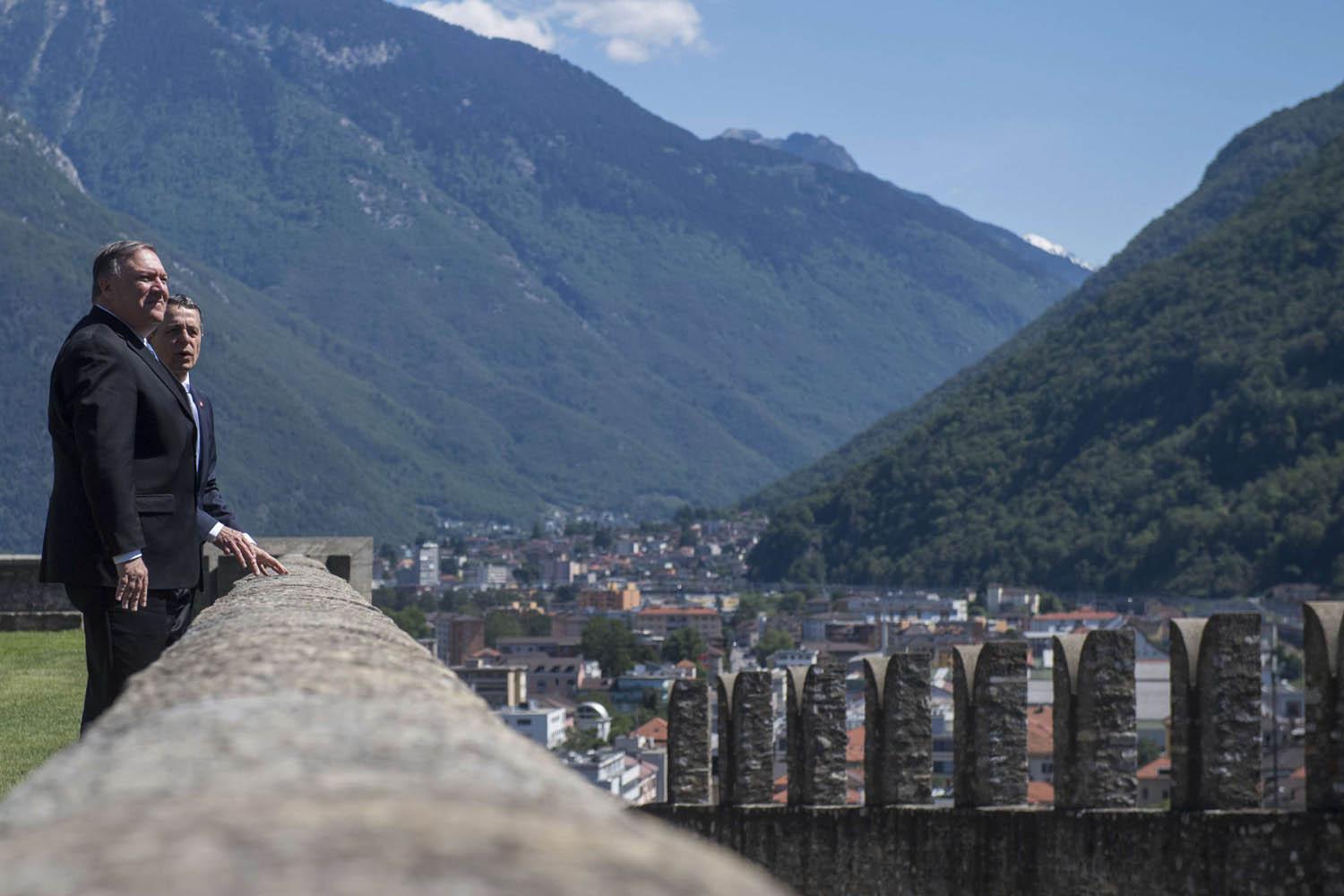 وزير الخارجية الأميركي مايك بومبيو يتجول في قلاع قديمة في سويسرا