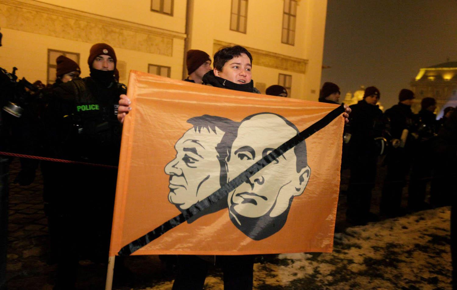يساريون يرفعون لافتة تندد بالحلف بين بوتين واوربان