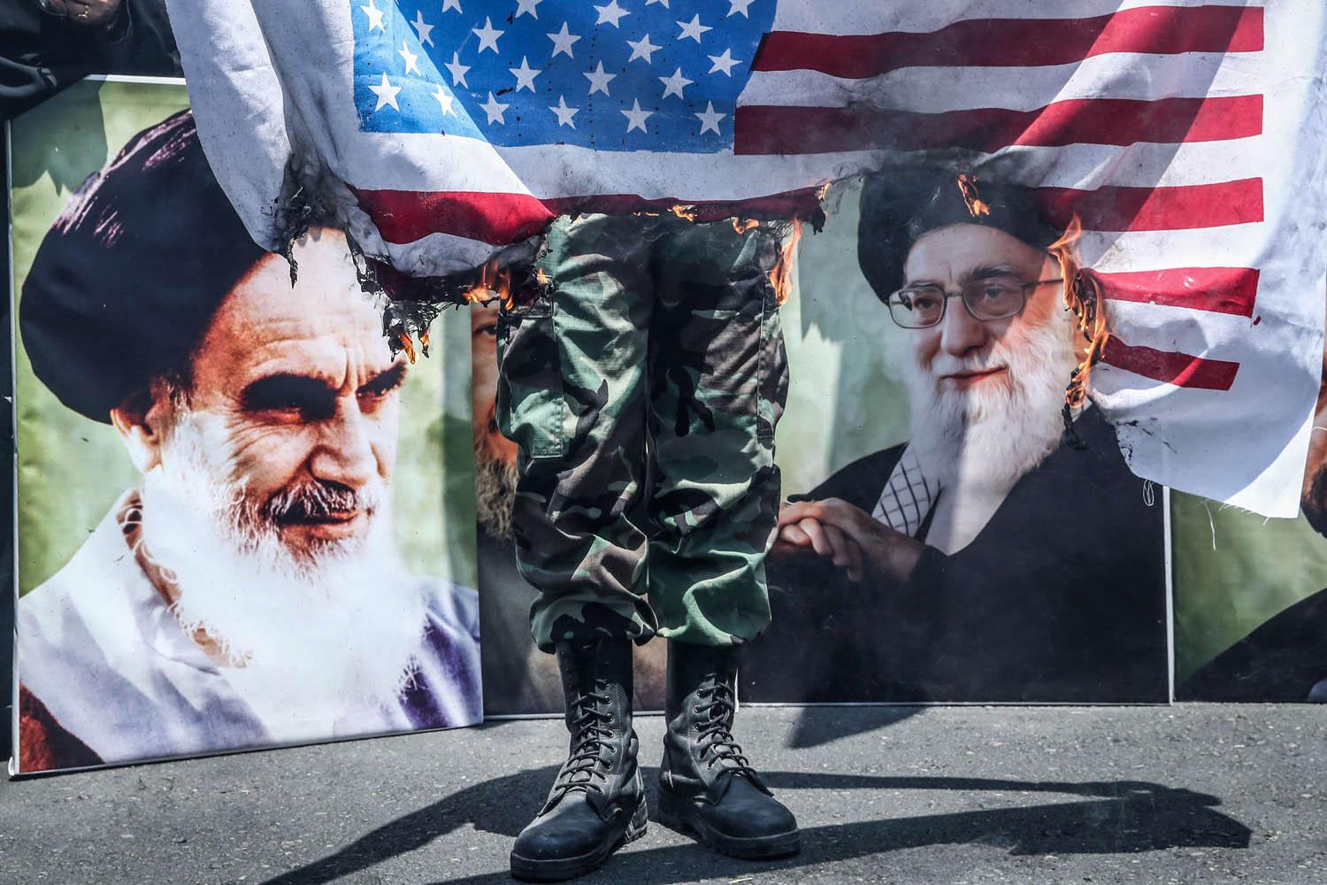 ايراني يحرق العلم الأميركي في طهران