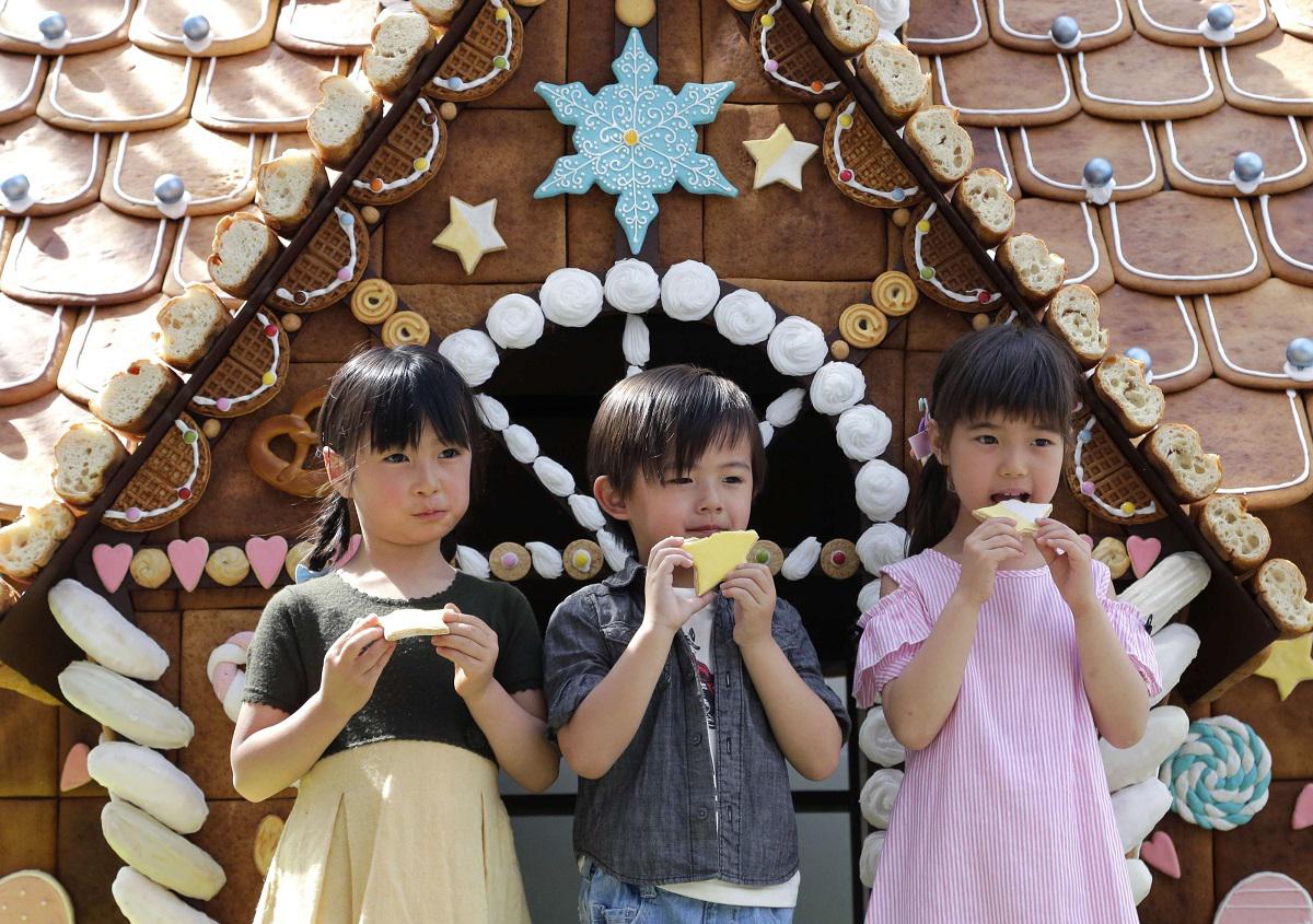أطفال يابانيون يأكلون فطائر محلاة