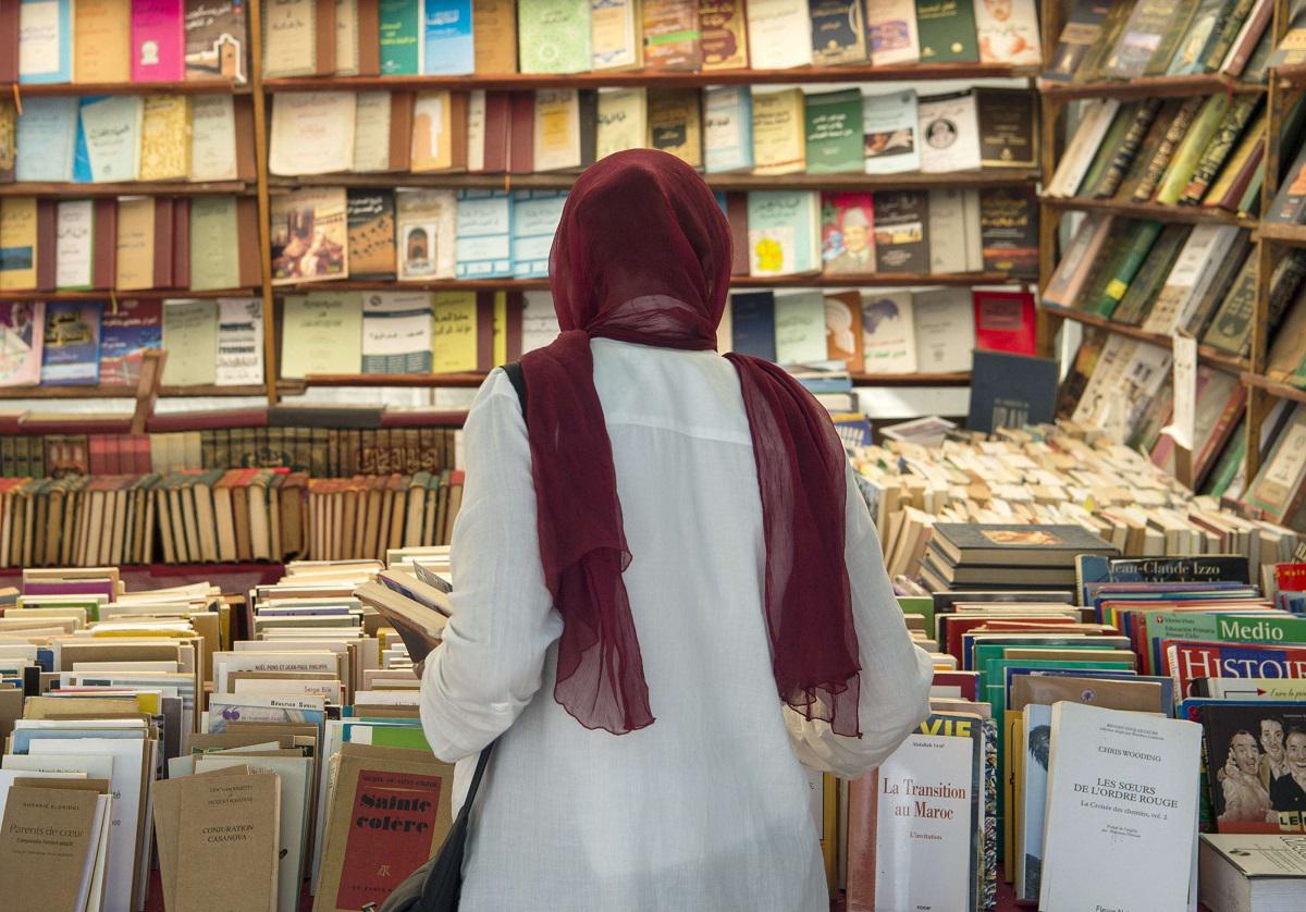 قارئة مغربية تطالع الكتب في أحد المعارض في المغرب