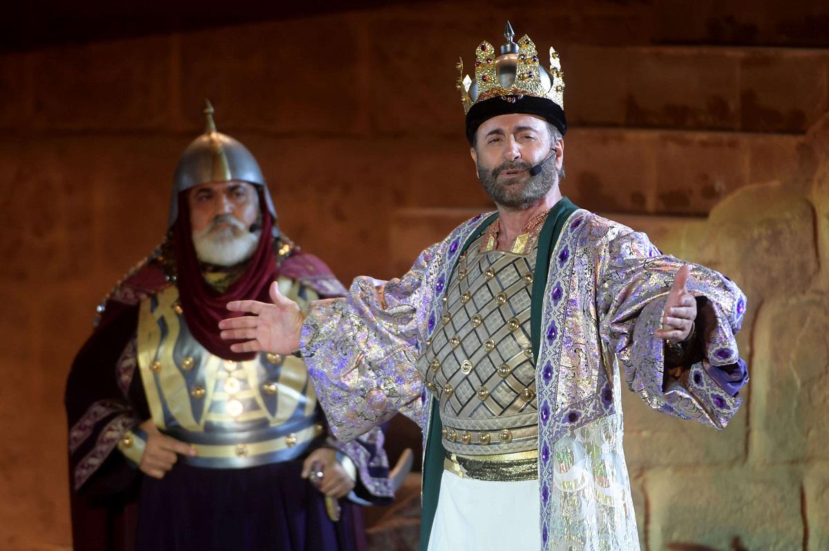 الممثل اللبناني غسان صليبا يغني في "ملوك الطائف" خلال الدورة الخامسة والخمسين لمهرجان قرطاج الدولي 