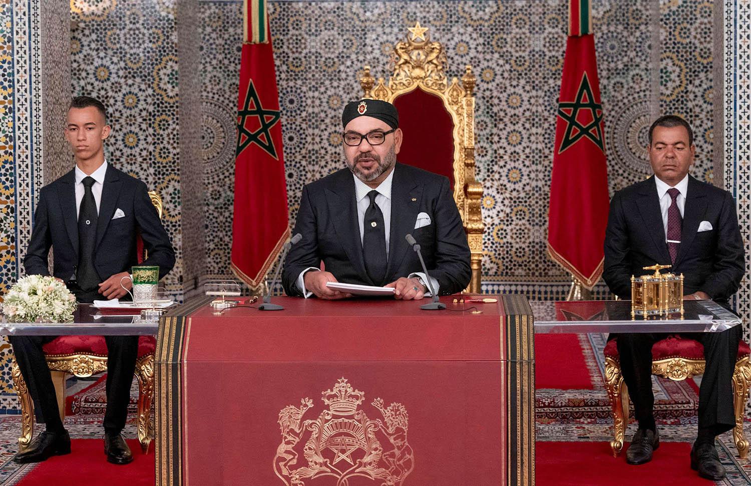 العاهل المغربي الملك محمد السادس وولي عهده الأمير مولاي الحسن وأخيه الأمير مولاي رشيد